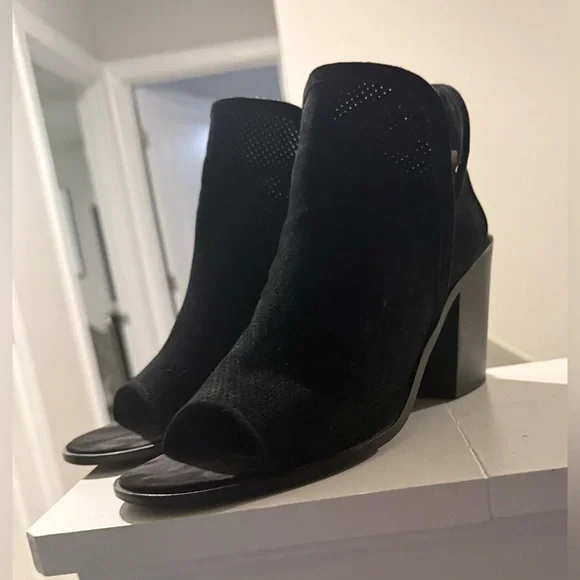 STEVE MADDEN Black Suede Perforated Ankle Boots w/ 4” Block Heel - Size 8-1/2 - Picture 8 of 13